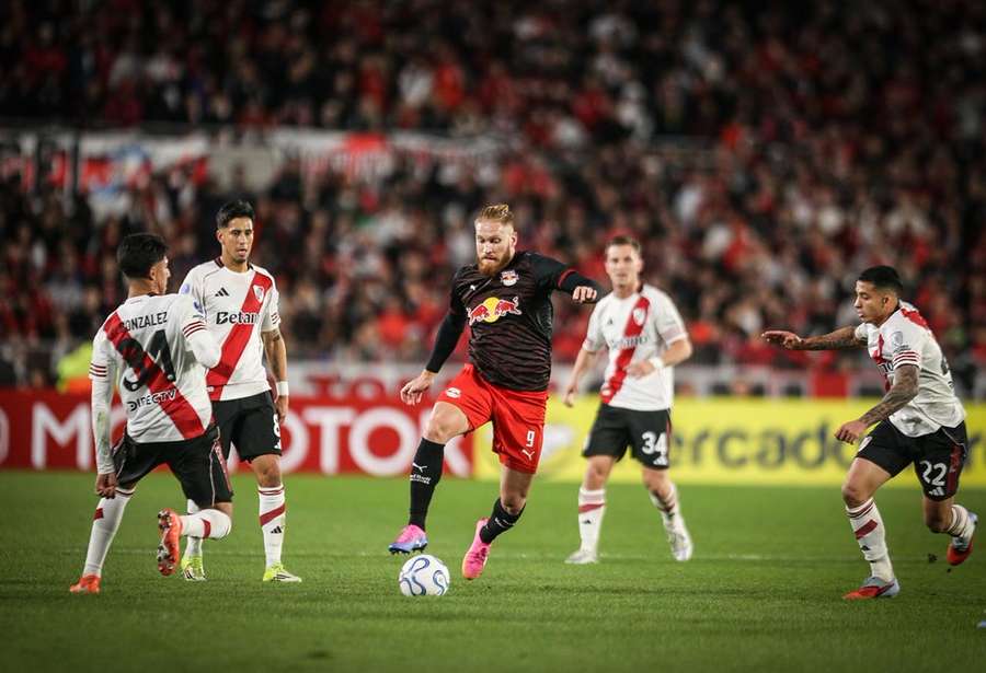 Pitta deu assistência para o gol do Massa Bruta Pitta deu assistência para o gol do Massa Bruta