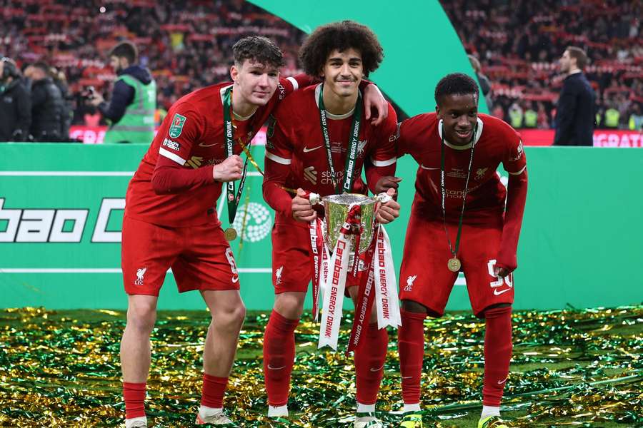 Les jeunes de Liverpool après le succès en EFL Cup.
