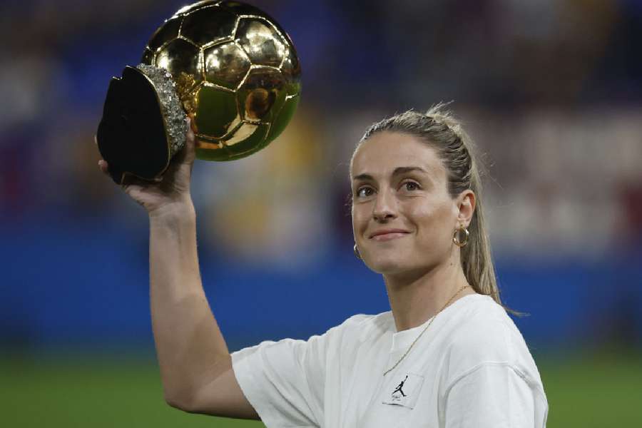 Putellas poses with her Ballon d'Or