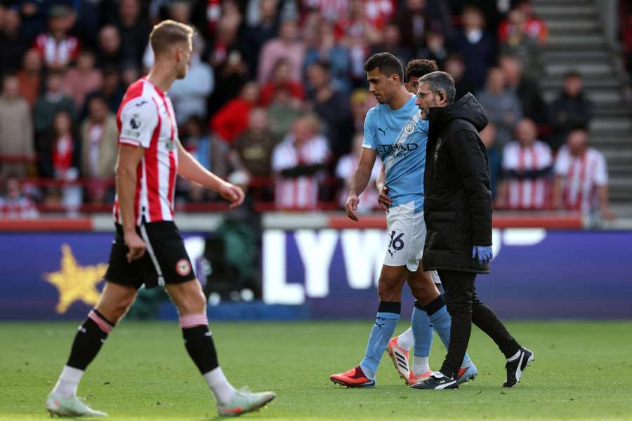 El medio del City Rodri se lesiona contra el Brentford