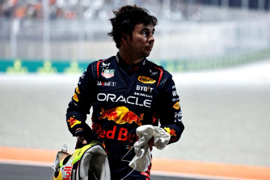 Sergio Perez de la Red Bull părăsește pista după ce a ieșit în afara cursei de sprint din Qatar