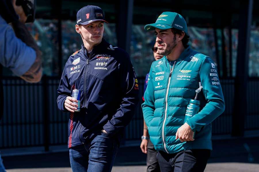Max Verstappen și Fernando Alonso în timpul weekend-ului Marelui Premiu al Australiei