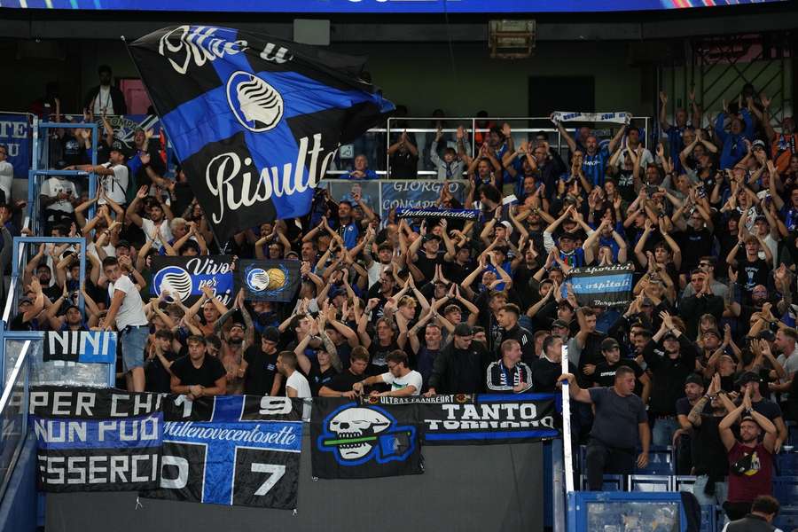 Die mitgereisten Atalanta-Fans im Pariser Prinzenpark.