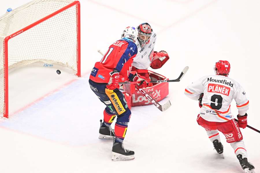 Jáchym Kondelík dal v derby s Hradcem vítězný gól Pardubic.