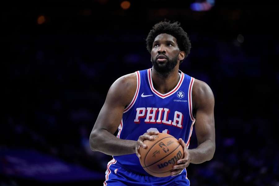 Embiid se luce contra los Wizards.