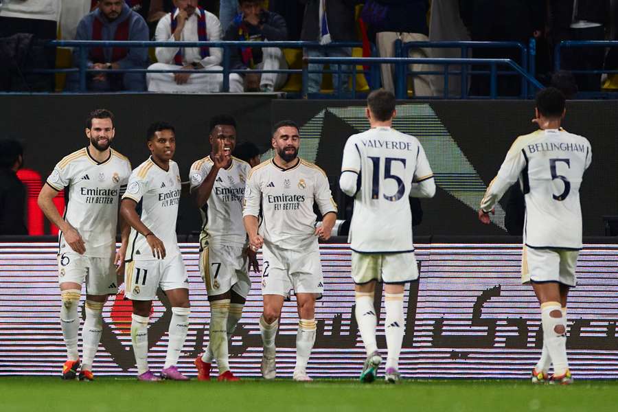 I giocatori del Real Madrid festeggiano un gol di Vinicius.