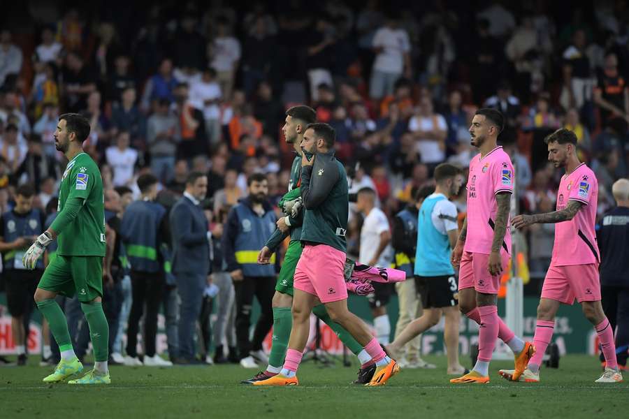 Jogadores do Espanhol desanimados com a derrota em Valência
