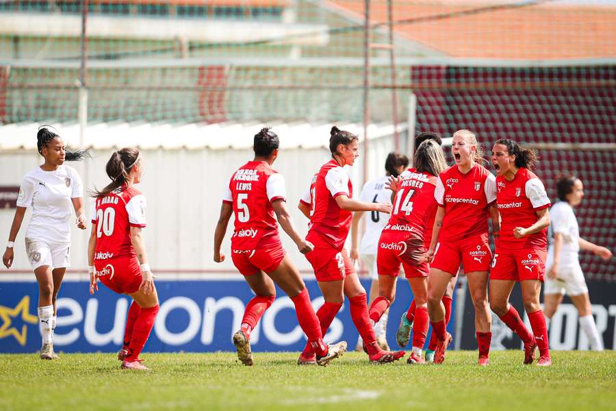 SC Braga festeja golo do empate de Malu Schmidt