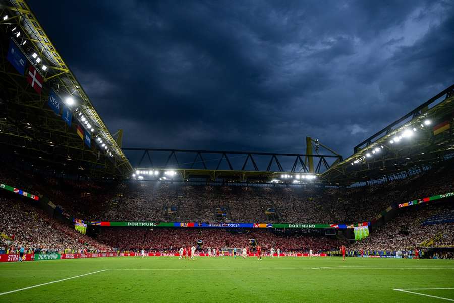 Een beeld van de donkere wolken boven Dortmund