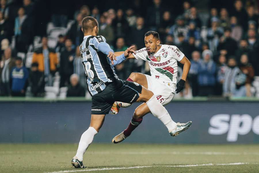 Lima abriu o placar para o Fluminense em belo gol