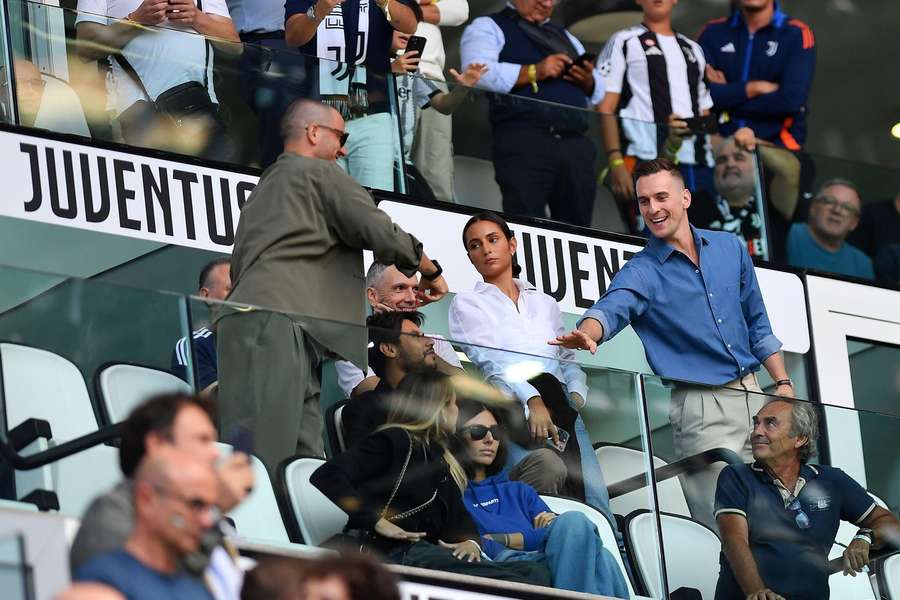 Leonardo Bonucci i Arkadiusz Milik na trybunach podczas meczu Serie A 2024/25 pomiędzy Juventusem i Napoli na stadionie Allianz 21 września 2024 r.
