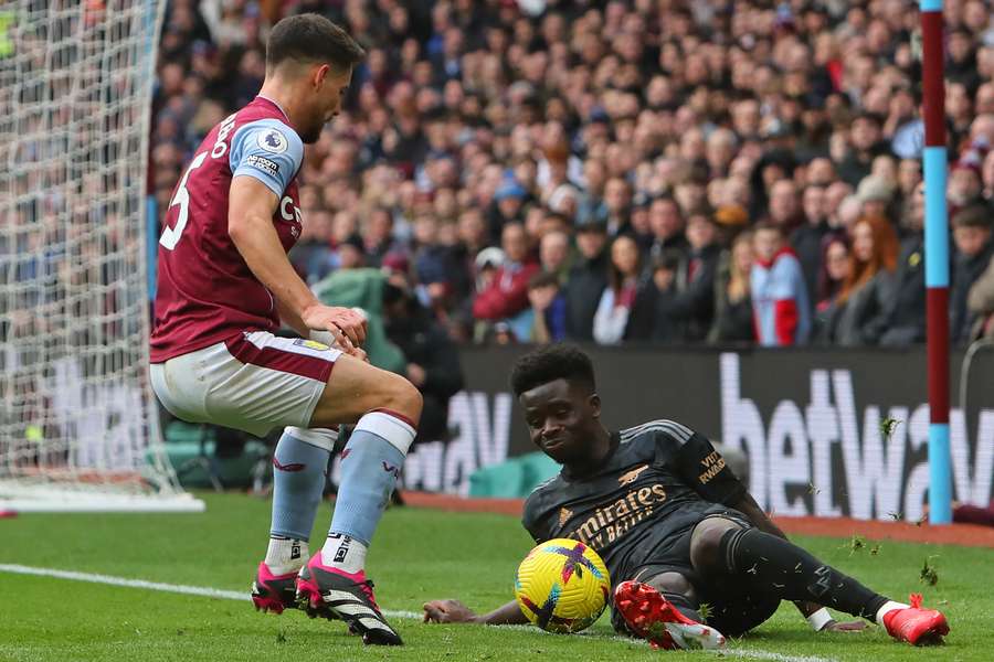 Arsenal's Bukayo Saka (R) vies with Aston Villa's Alex Moreno