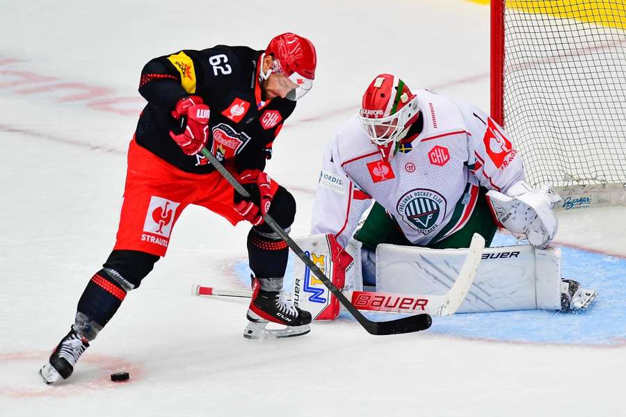 Hradecký Radek Pilař a Lars Johansson z Frölundy.