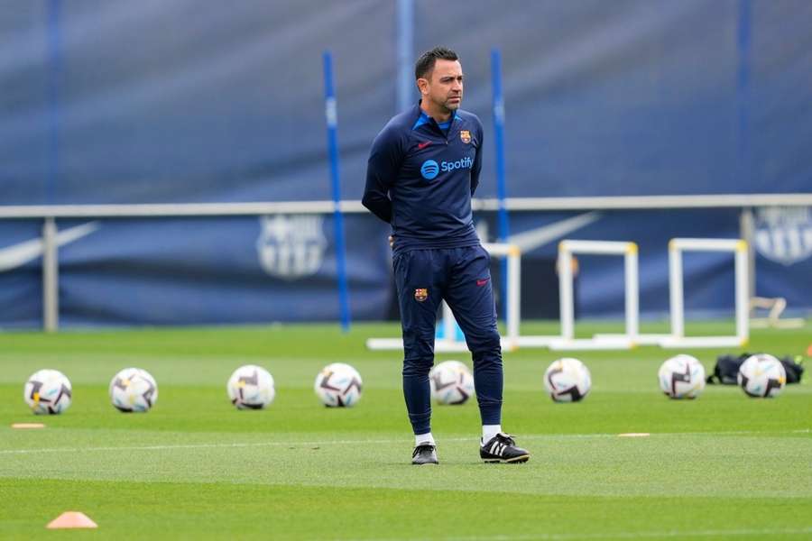 Xavi entrena al Barça en la previa del derbi