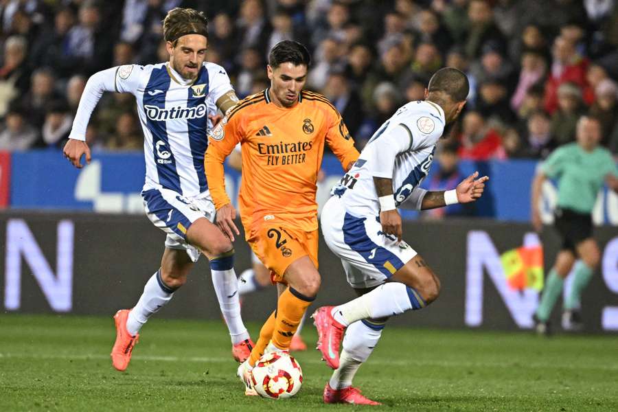Brahim, ante Renato Tapia y Sergio González