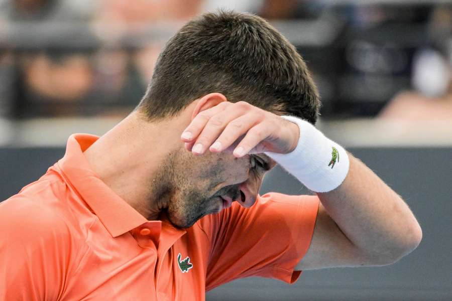 Djokovic se lamenta tras una acción en la pista