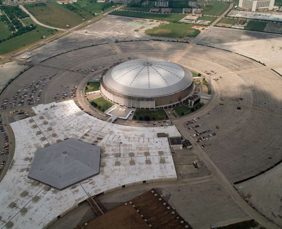 O antigo Astrodome se impunha sem a sombra do irmão NRG Stadium O antigo Astrodome se impunha sem a sombra do irmão NRG Stadium