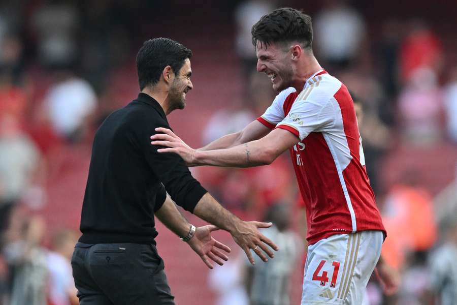 Arteta célèbre le but de Rice avec son joueur.