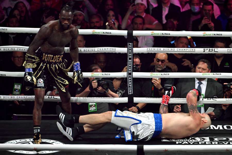 Wilder (L) knocked out Helenius (R) in the first round