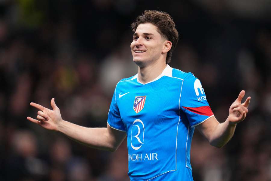 Julian Alvarez esulta dopo il gol contro il Tottenham in Champions League