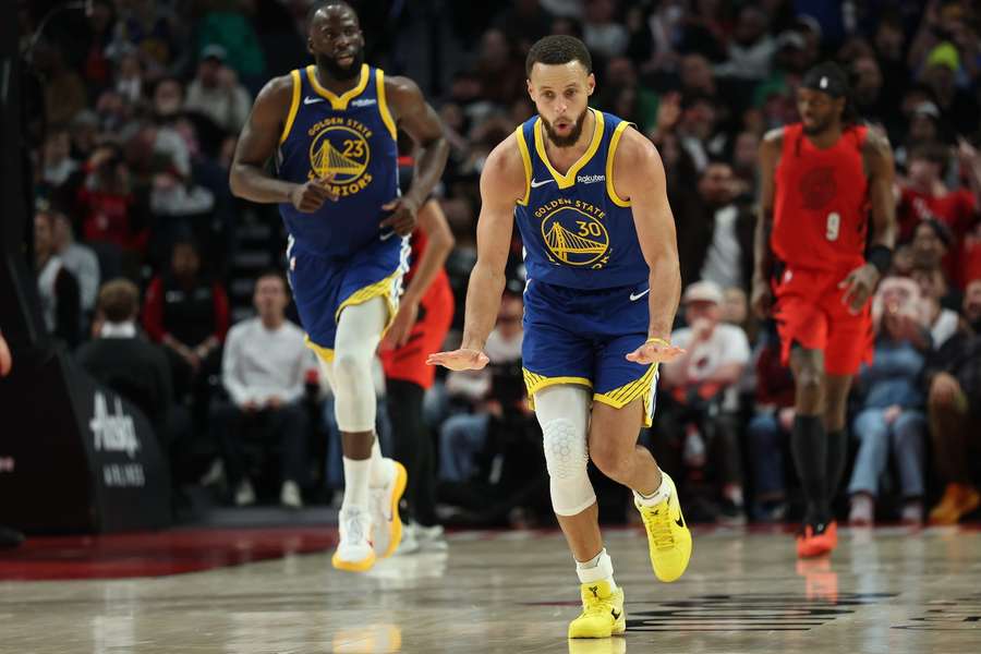 Curry em destaque nos Warriors