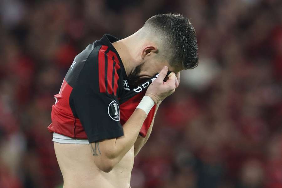 Jorginho perde 1º pênalti pelo Flamengo; veja números Jorginho perde 1º pênalti pelo Flamengo; veja números