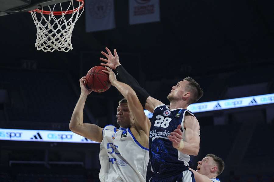 Mateusz Ponitka (28) z Bahcesehir Koleji w akcji przeciwko Egidijusowi Mockeviciusowi (55) z Neptunas. Mateusz Ponitka (28) z Bahcesehir Koleji w akcji przeciwko Egidijusowi Mockeviciusowi (55) z Neptunas.