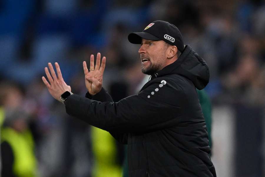 Sebastian Hoeneß hat sich anerkennend über sein Gegenüber Diego Simeone geäußert. Sebastian Hoeneß hat sich anerkennend über sein Gegenüber Diego Simeone geäußert.