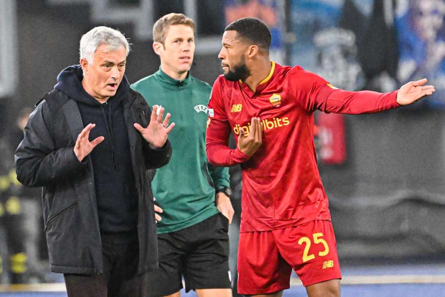 José Mourinho com Wijnaldum no jogo com a Real Sociedad