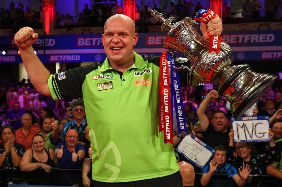 Van Gerwen met de Phil Taylor-trofee in 2022