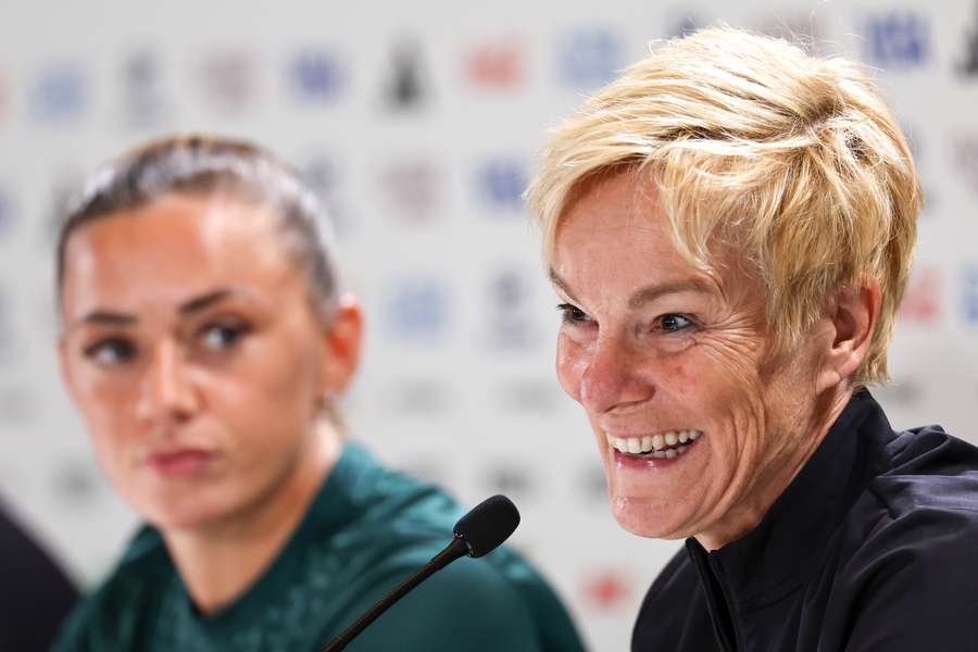 A capitã da equipa irlandesa, Katie McCabe (à esq.), ouve a resposta da treinadora Vera Pauw a uma pergunta durante uma conferência de imprensa no Stadium Australia, em Sydney