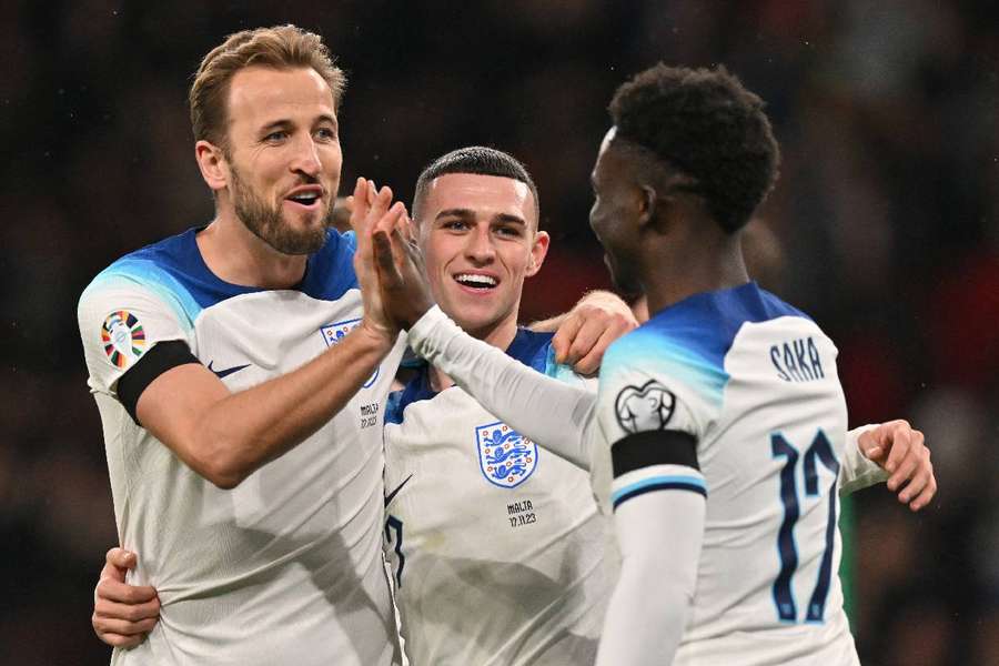 Kane comemora gol que determinou a vitória inglesa sobre Malta 