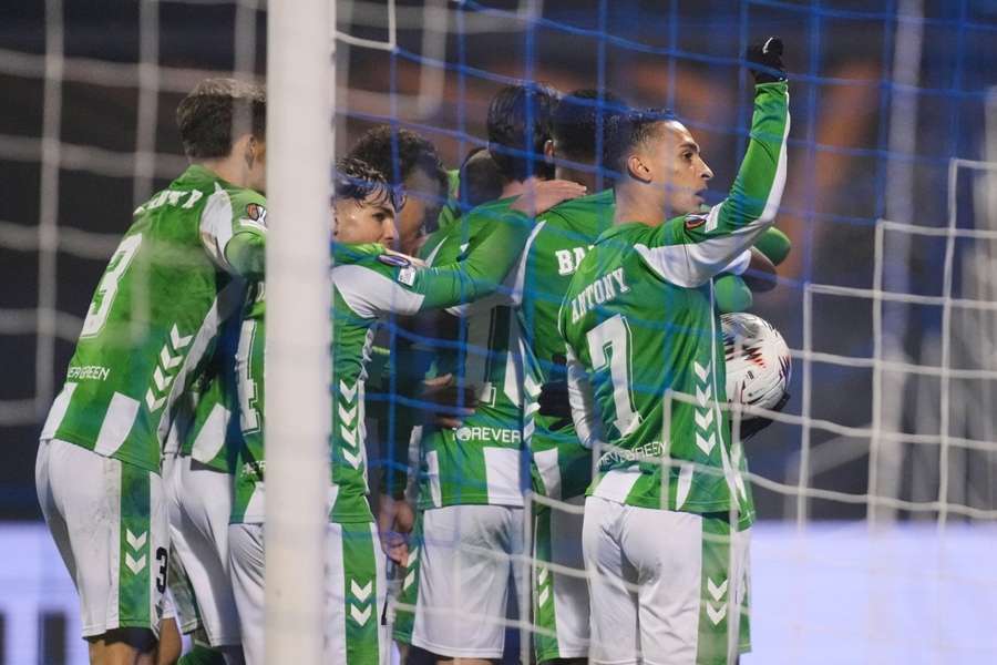 Los jugadores del Betis celebran uno de sus goles ante el Dinamo Zagreb Los jugadores del Betis celebran uno de sus goles ante el Dinamo Zagreb