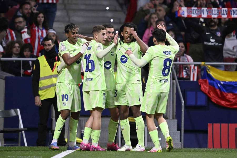 Ferran Torres de la Barcelona și coechipierii săi sărbătoresc în timpul victoriei din Copa del Rey împotriva lui Atletico Madrid
