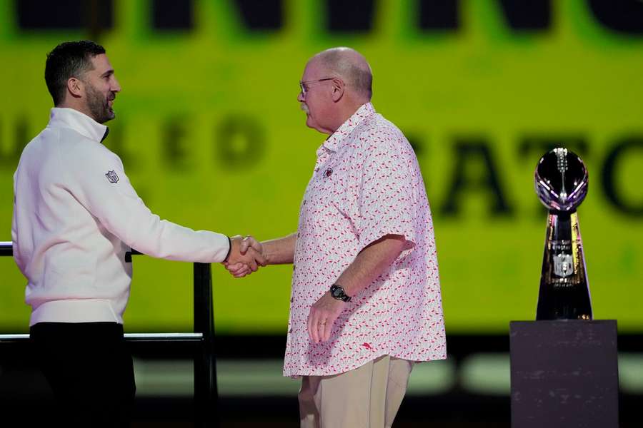 Nick Sirianni (I) y Andy Reid (D), dos genios de los banquillos