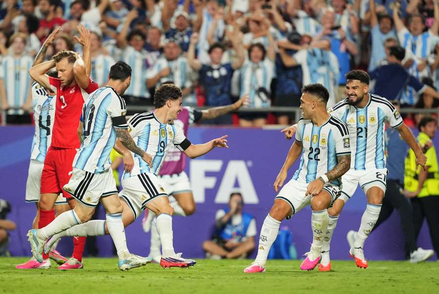 Julián Álvarez celebra uno de sus goles