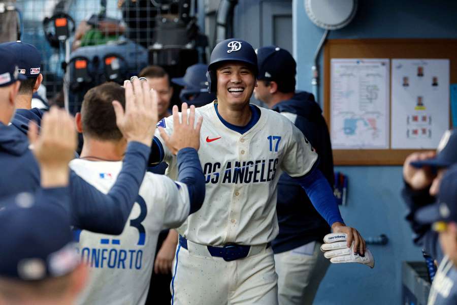 Shohei Ohtani, felicitado por sus compañeros tras su 250º home run