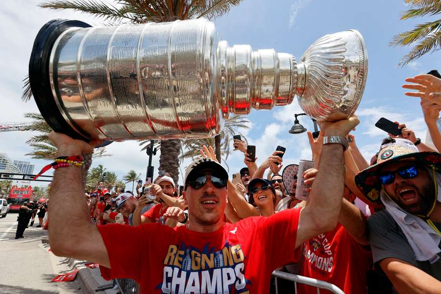 Marchand mit dem Stanley Cup