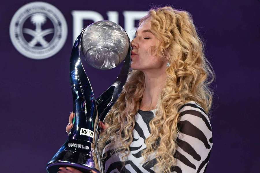 Kateřina Siniaková s trofejí pro nejlepší deblistku roku.