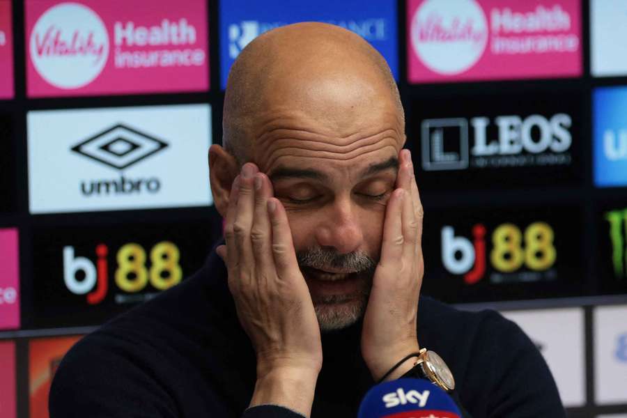 Guardiola na tiskové konferenci. Guardiola na tiskové konferenci.