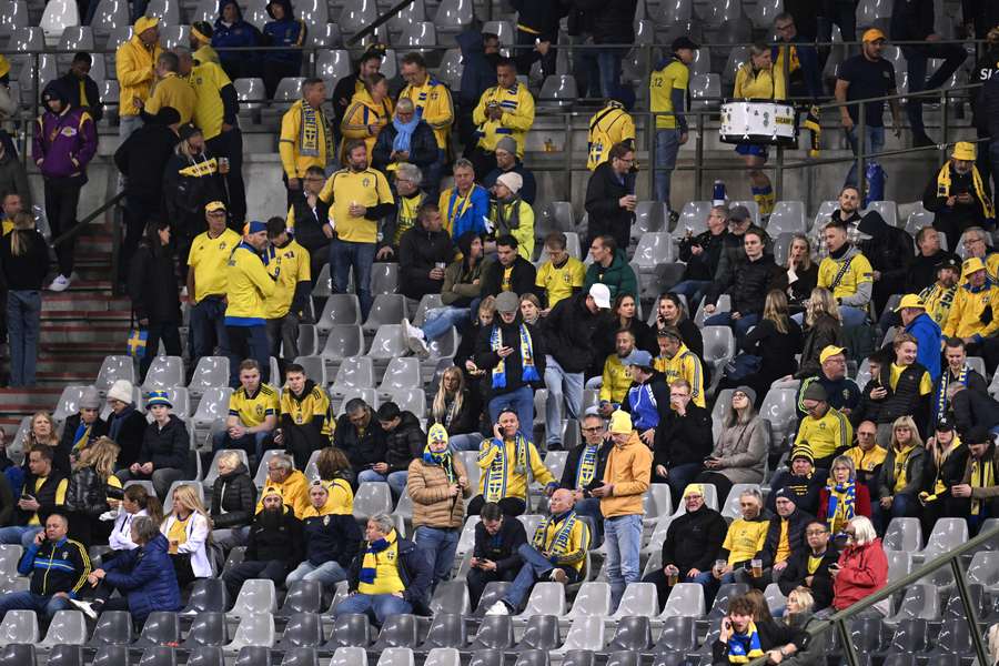 Aficionados suecos, esperando en el estadio a ser evacuados