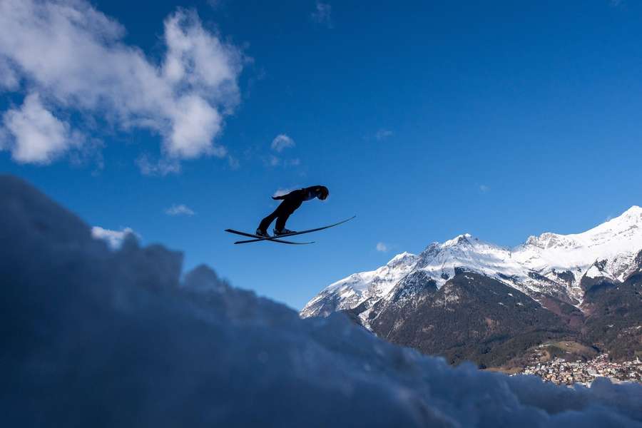 Karl Geiger fliegt durch die Lüfte von Oberstdorf.