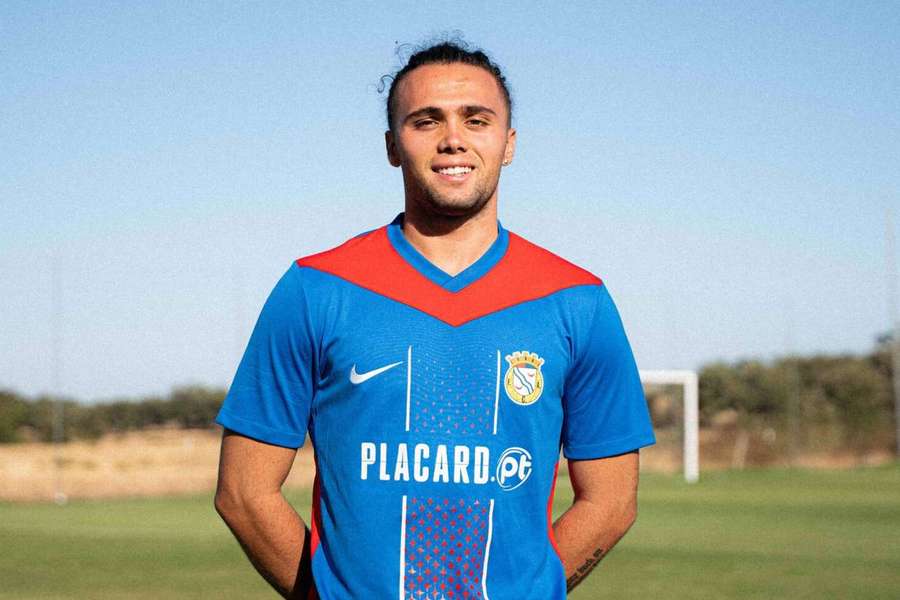 Gonçalo Esteves com as cores do Alverca 