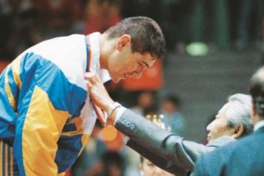 Aurélio Miguel recebe sua medalha de ouro em Seul 1988