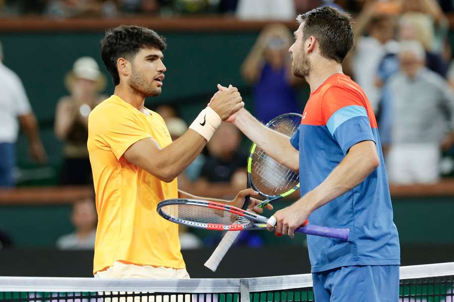 Carlos Alcaraz přijímá od Camerona Norrieho gratulaci k postupu.