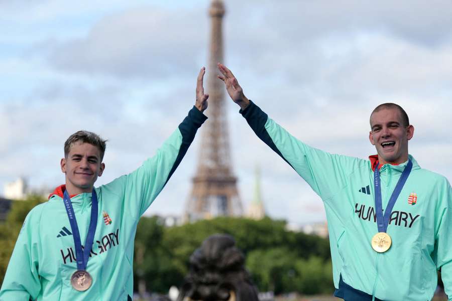 Kristof Rasovszky (R) en David Betlehem poseren met de Eiffeltoren op de achtergrond