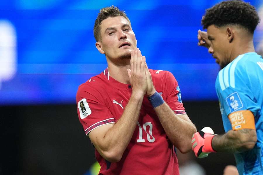 Zklamaný útočník Patrik Schick po zahozené šanci v utkání MS proti JAR. Zklamaný útočník Patrik Schick po zahozené šanci v utkání MS proti JAR.