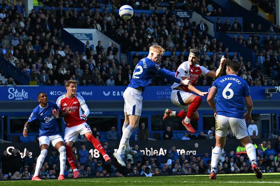 Mikel Merino contra o Everton