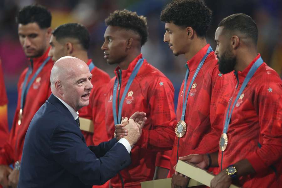 Gianni Infantino aux Jeux de Paris 2024, félicitant le Maroc, finaliste.