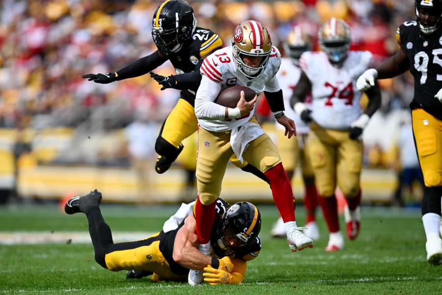 Christian McCaffrey #23 de los San Francisco 49ers corre el balón contra Elandon Roberts #50 de los Pittsburgh Steelers.